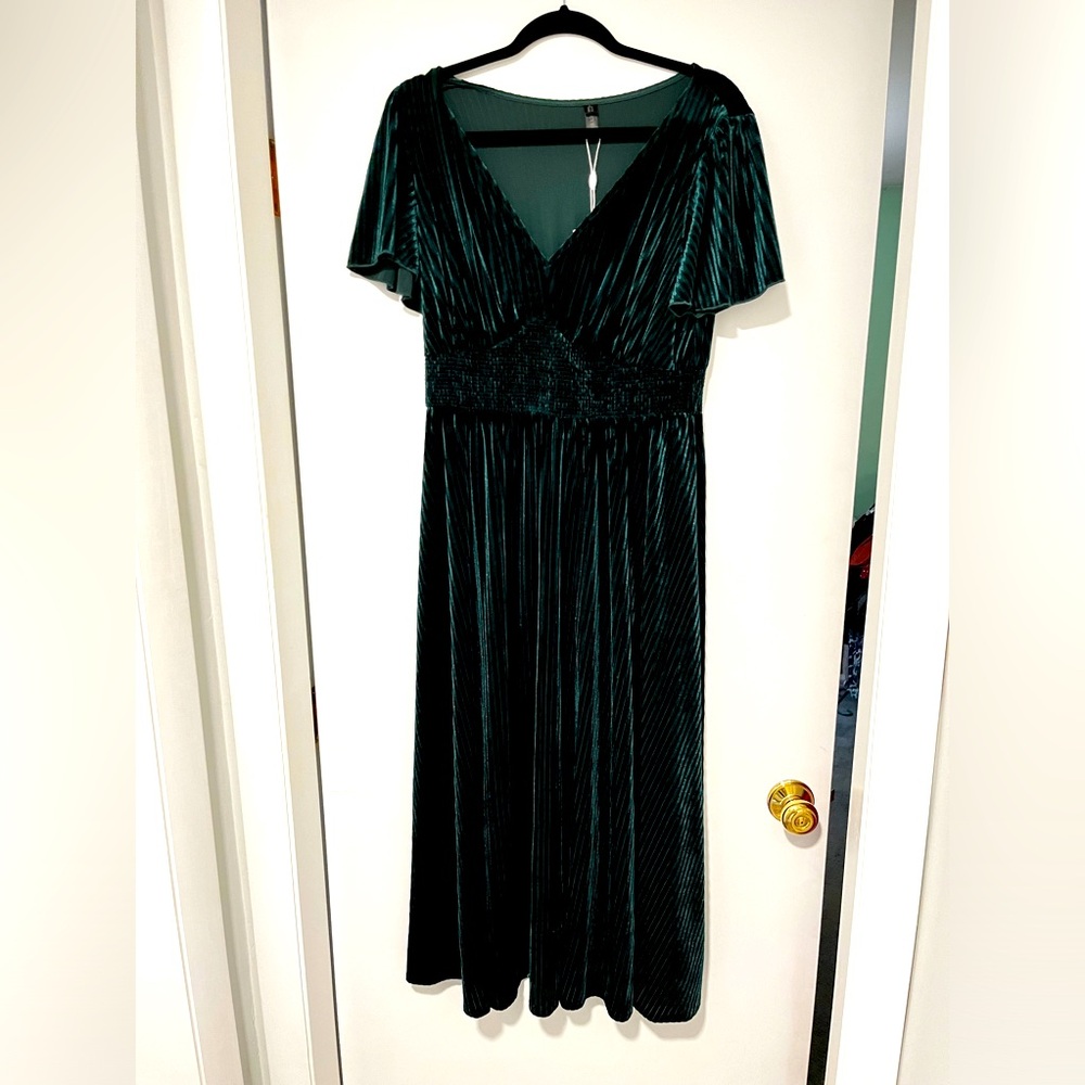 Beautiful Never Worn Velvet Emerald Green Dress, size 10
